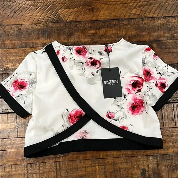 Missguided White and Red Boxy Crop Blouse Short Sleeve - Picture 3 of 3